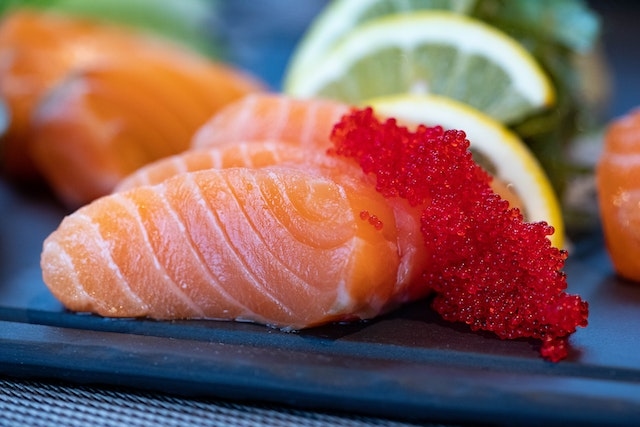 Saumon frais pour les sushis